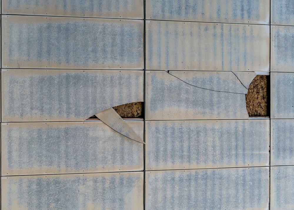 נפילת אריחי חיפוי חיצוני 